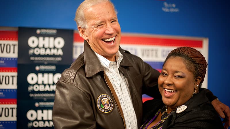 Joe se ríe con un partidario en Ohio.