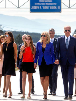 La familia Biden asiste a una dedicación para Beau Biden.