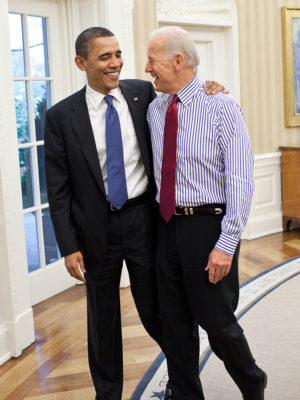 Joe y Barack Obama hablan en la Oficina Oval.