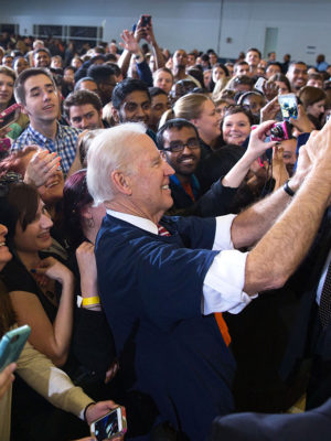 Joe se toma un selfie con los estudiantes.