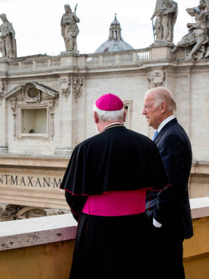 Joe habla con el Papa.