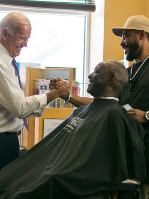 Joe Biden dándose la mano en la peluquería