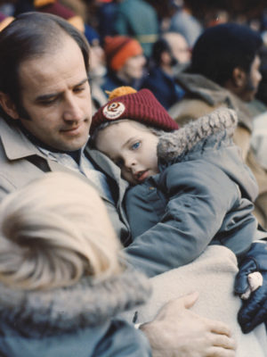 Joe asiste a un evento deportivo con sus hijos pequeños.