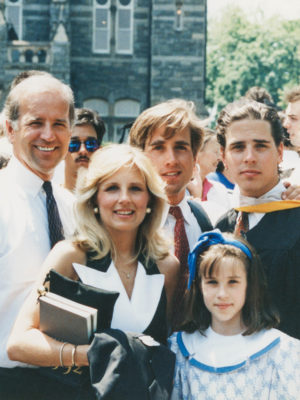 La familia Biden en la graduación de Hunter.