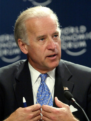 El senador Joe Biden habla